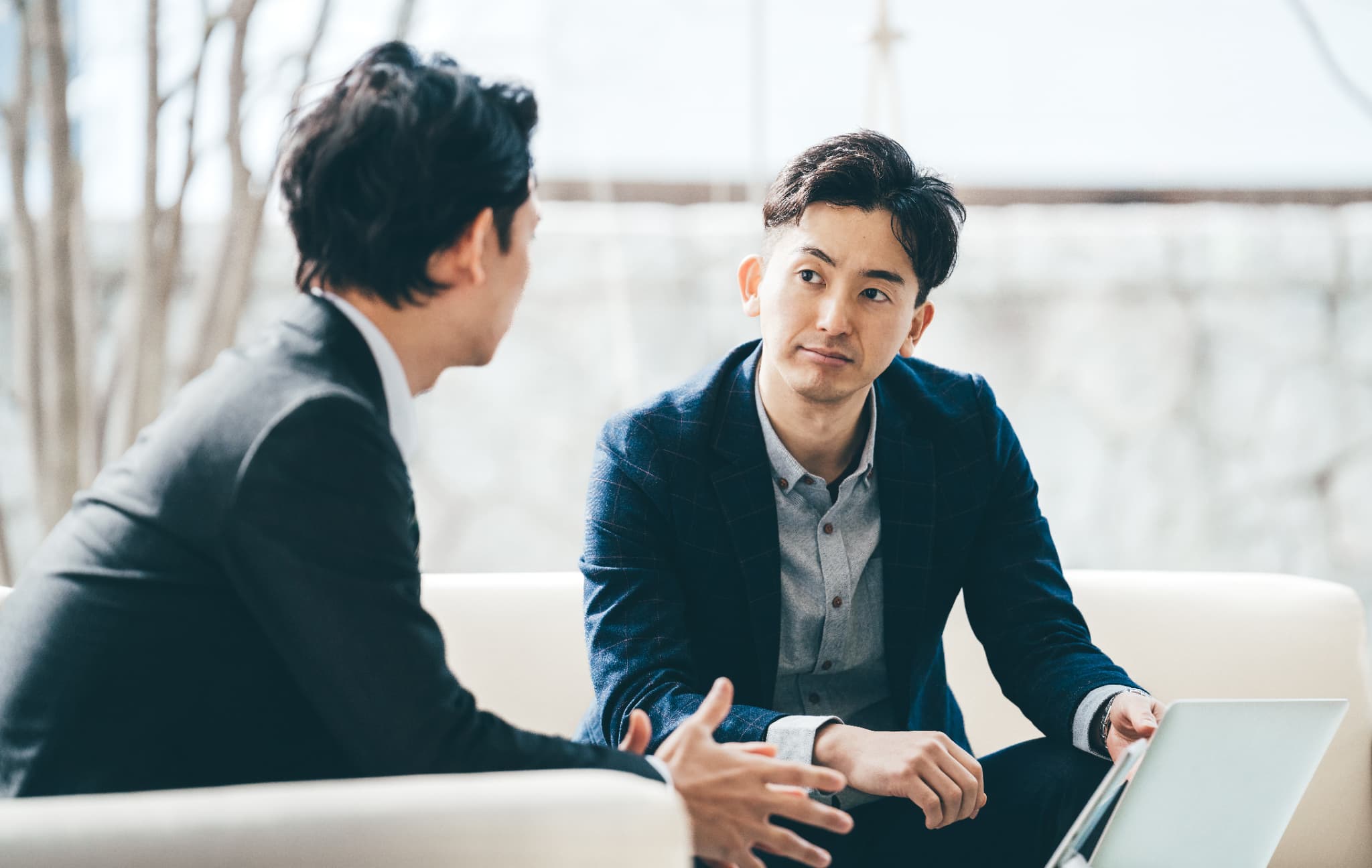 打ち合わせる２人の新入社員