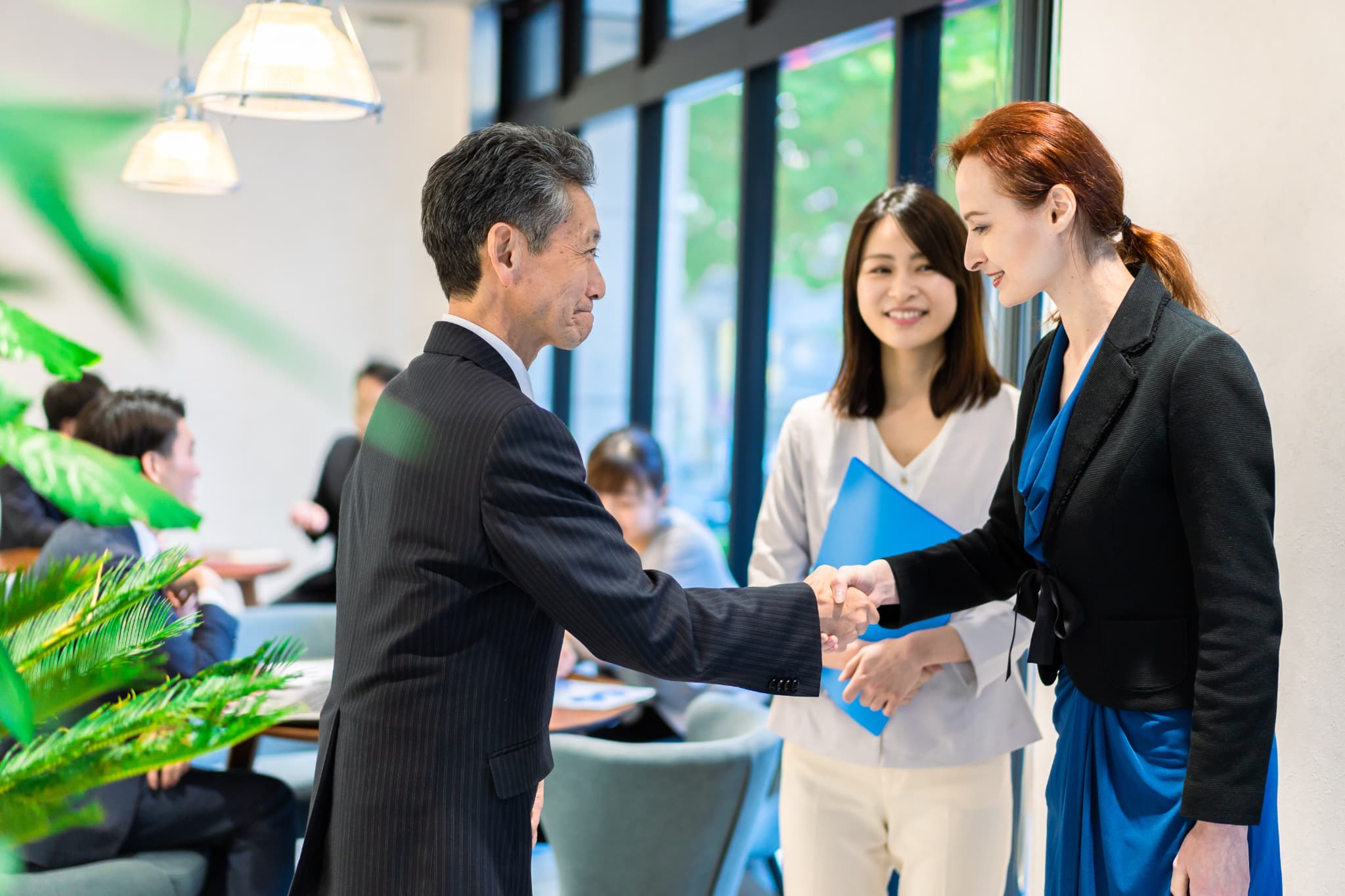 握手する上司とクライアント
