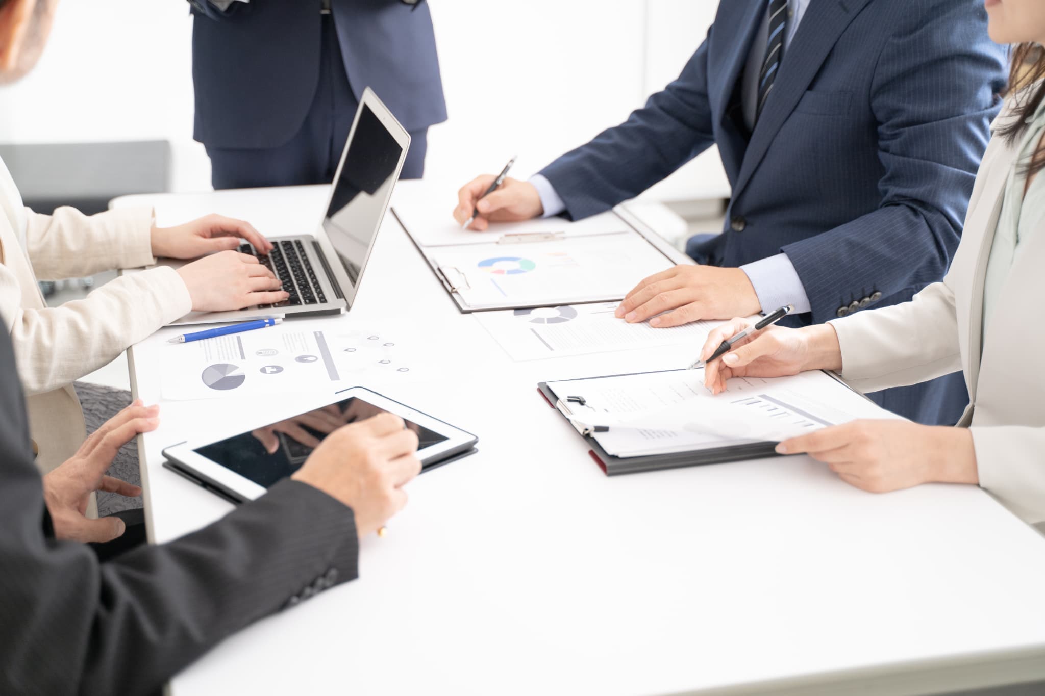 握手する上司とクライアント