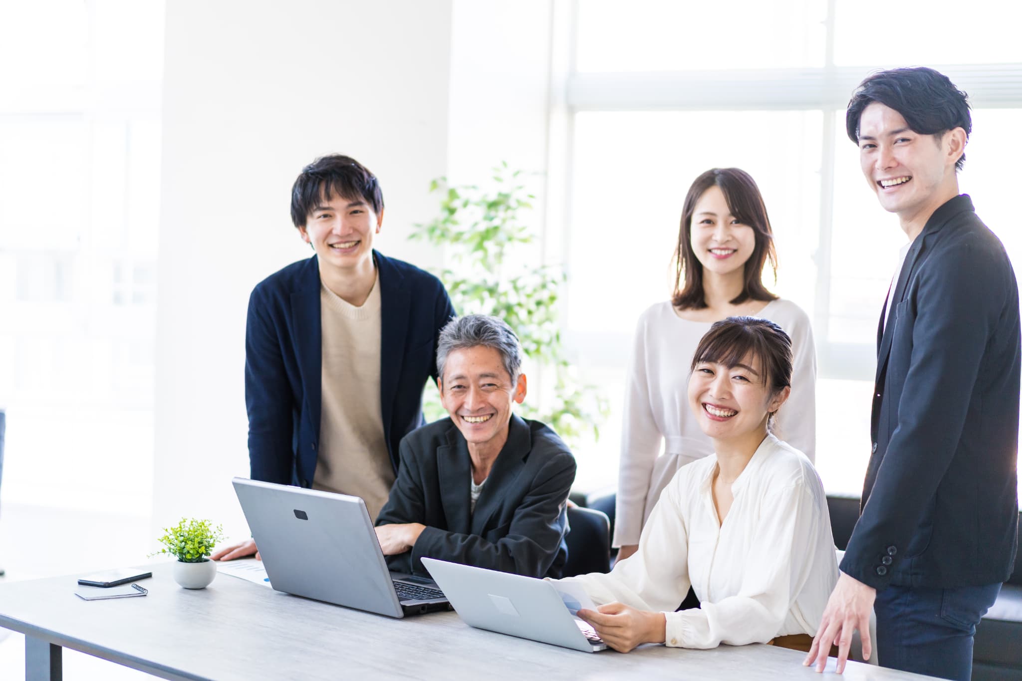 握手する上司とクライアント