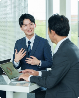 上司に提案する若い会社員