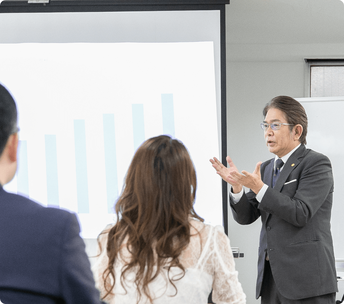 会議で説明する上司