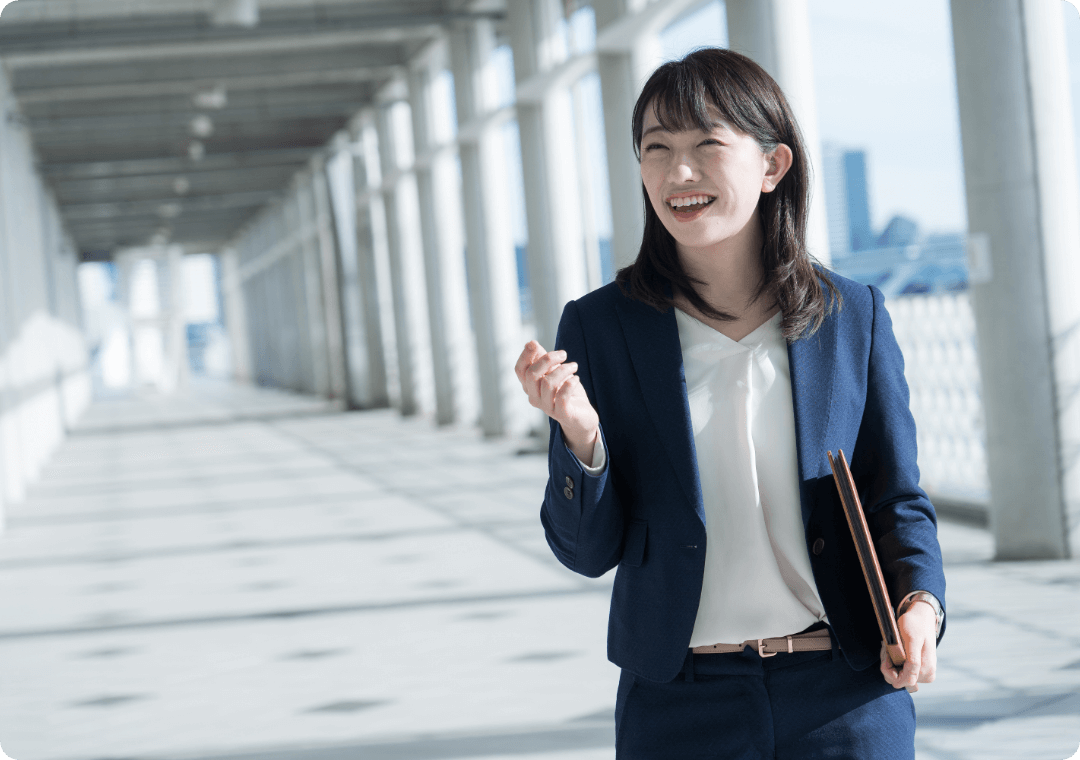 笑顔で挨拶する女性会社員