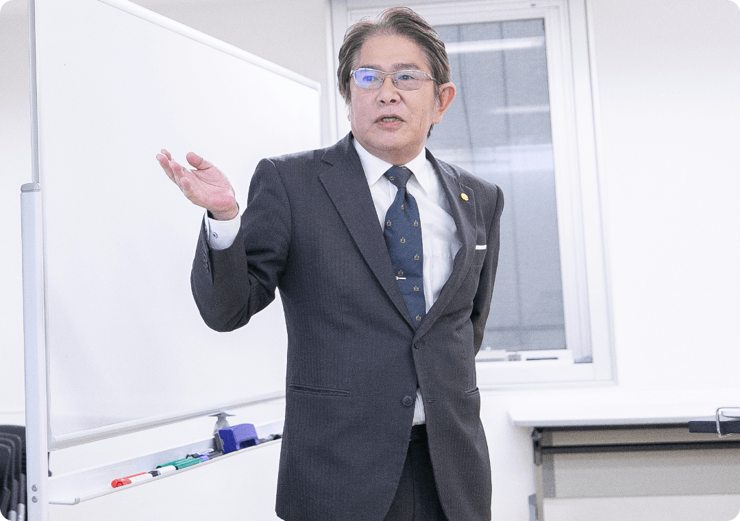 会議で説明する上司