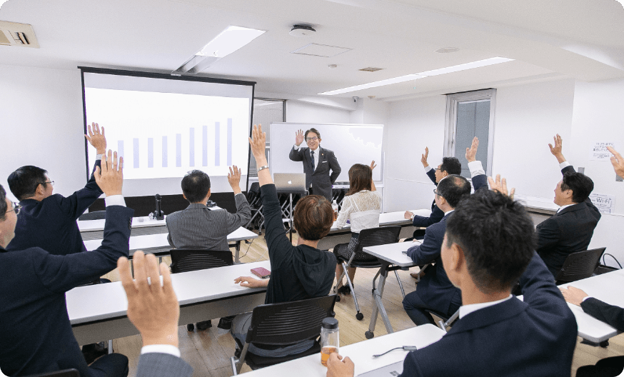 講習会で挙手する参加者