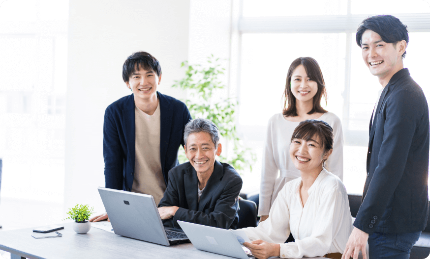 笑顔な５人の会社員