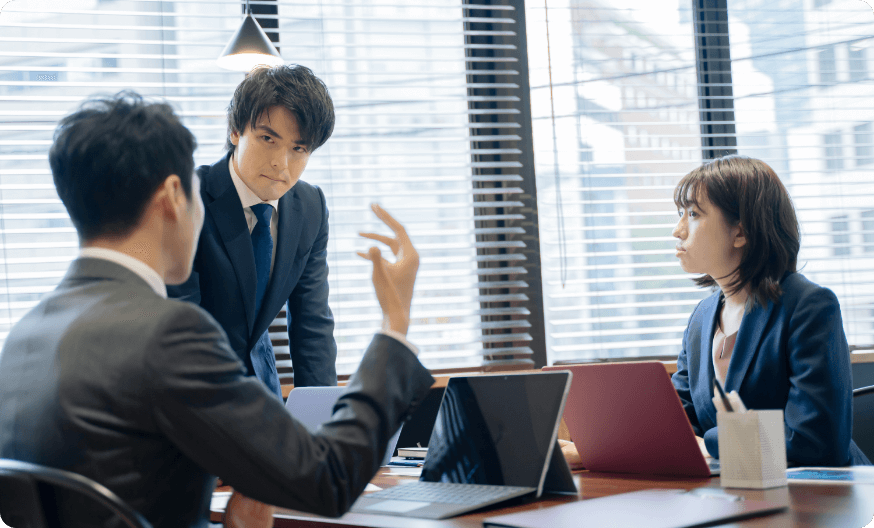 MTGする3人の会社員