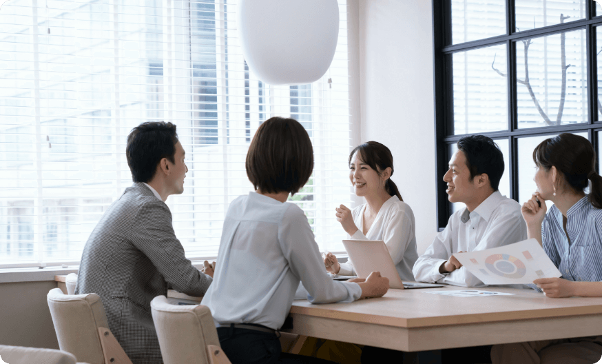 笑顔で会議する会社員