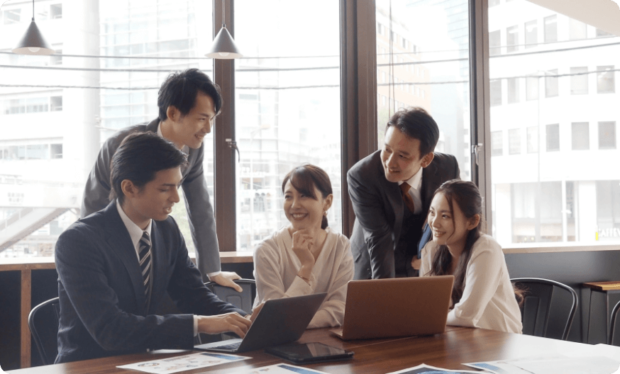 笑顔で話し合う5人の会社員