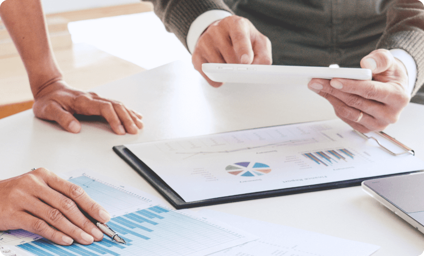 資料を指差し確認する会社員