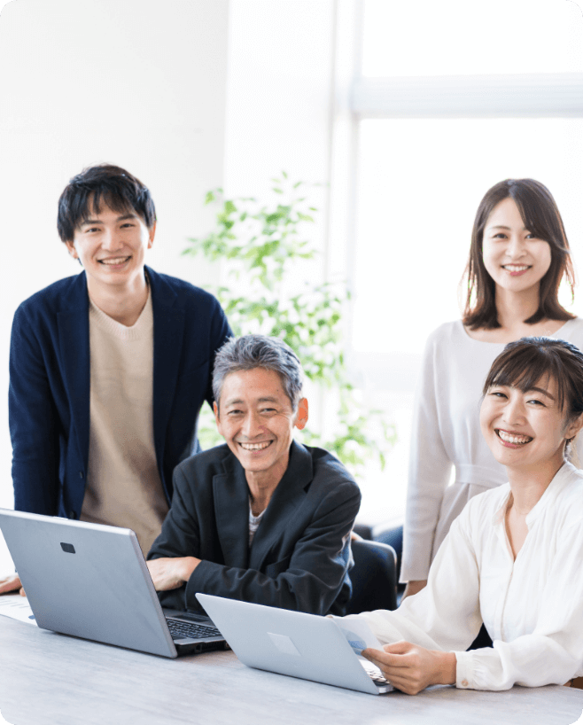笑顔の4人の会社員