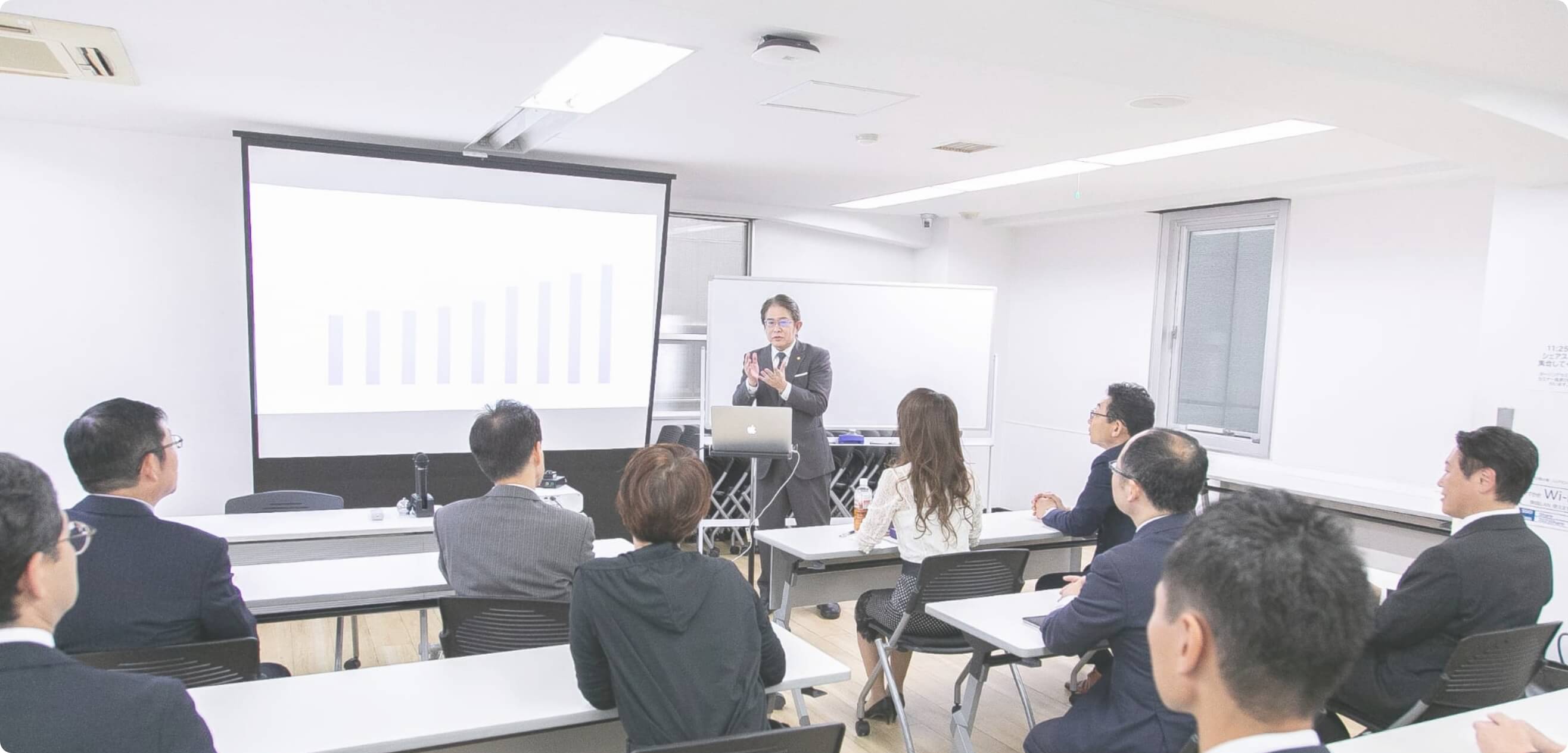 プロジェクターを使用した社員研修