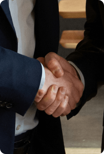 握手する2人の男性