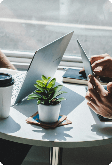 窓際で作業する会社員