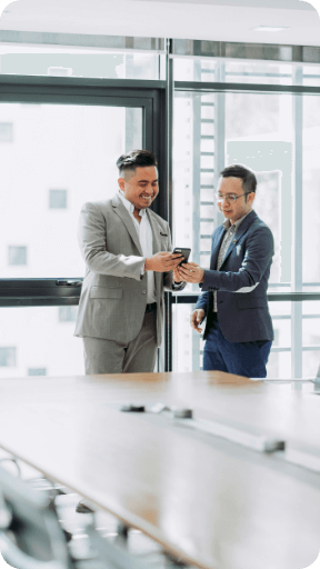 スマホで名刺交換する男性