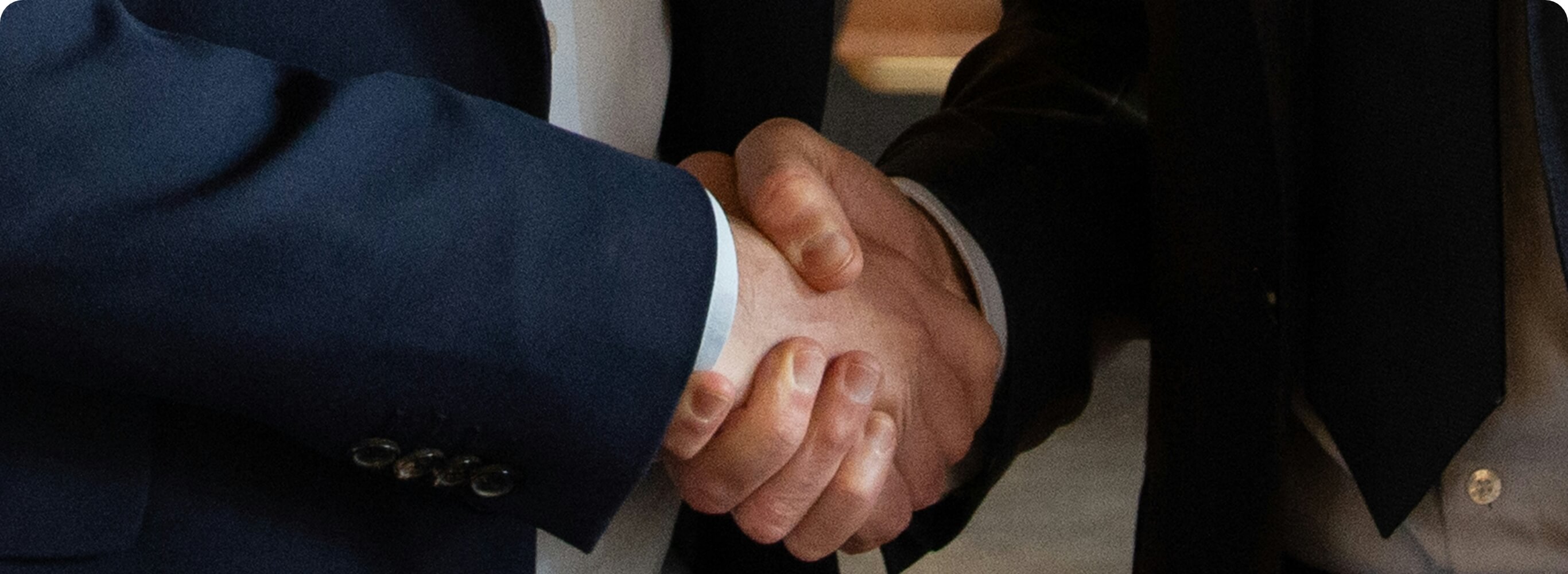 握手を交わす会社員